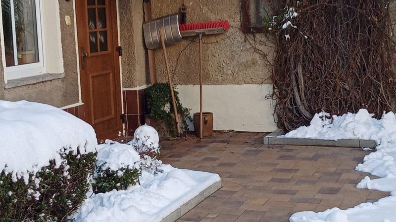 haustür-winter-mit-schnee
